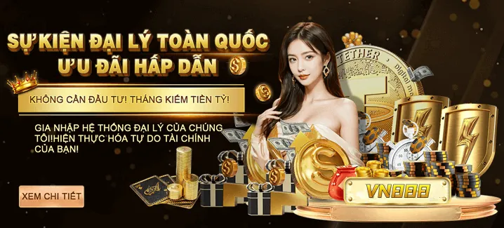 Hai chú gà đá đang giao chiến trong một trận đấu, có logo 44win55 casino